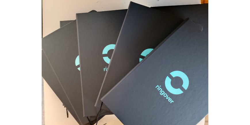 Agendas negras de tapa dura con el logo de Ringover impreso a una tinta