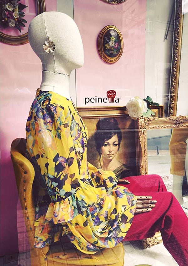 Escaparate de Peineta con vestido estampado, peineta y espejo dorado