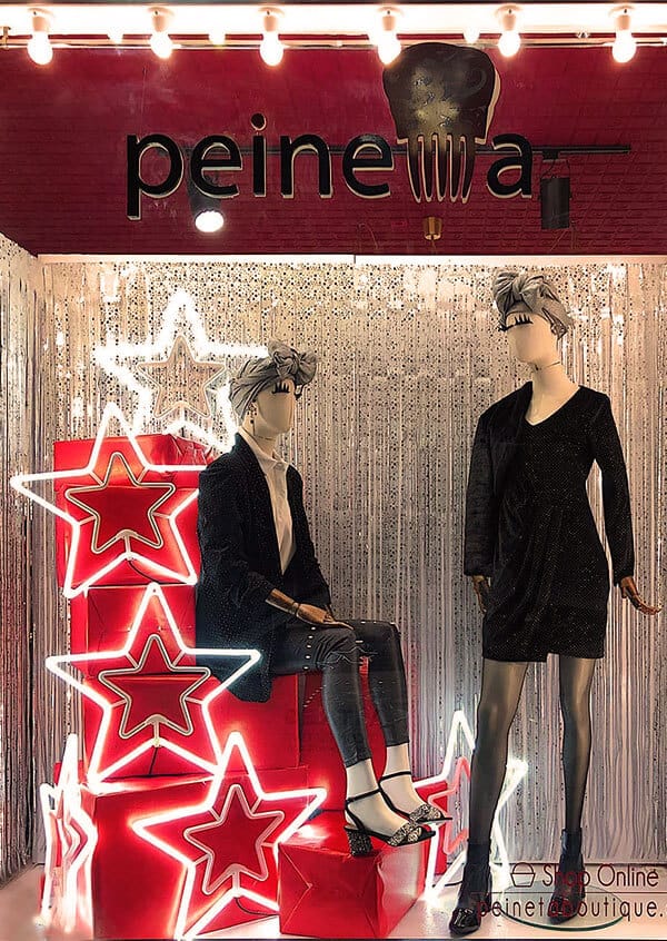 Escaparate de Peineta con estrellas rojas iluminadas