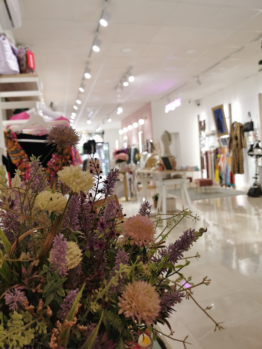Ramo de flores secas en el interior de la boutique