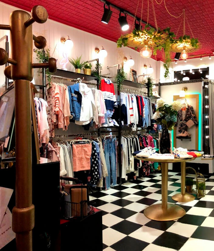 Interior de la boutique con suelo de damero y techo rojo