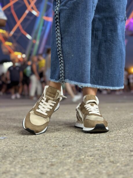 Deportivas Código marrón y beige, puestas